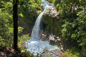 Paardrijden naar verborgen waterval en warmwaterbronnen