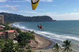 A iflycostarica oferece passeios de parapente e paramotor em tandem