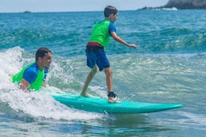 Manuel Antonio: lezione di surf con piscina e passaggio