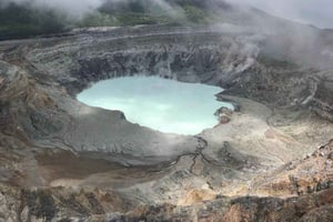 Cratère actif du volcan Poas, cascade de la Paz et observation des oiseaux