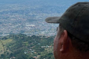 San José: Pico Blanco Sunrise Hike with Costa Rican Snacks