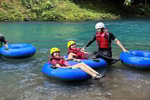 Tubing op de Rio Celeste: plezier, natuurlijke zwembaden en vers fruit