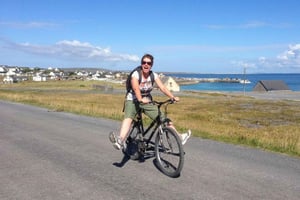From Doolin: Day Trip to Inisheer with Bike or Bus Tour