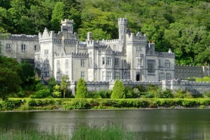 From Galway: Connemara and Kylemore Abbey Day Tour