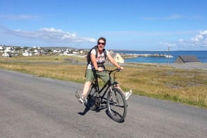 Galwaysta: Päiväretki Inisheeriin pyöräillen tai bussikierroksella.