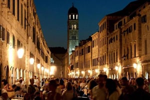 Dubrovniks Altstadt: Nachttour mit Geschichte, Wein und Bissen