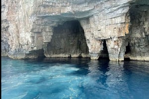 Desde Hvar: tour en lancha motora a la cueva azul, la cueva verde y 5 islas