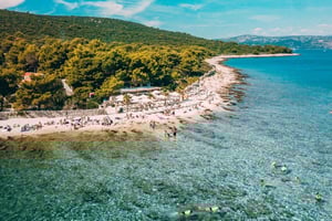 Trogirista: Sininen laguuni ja Šolta-risteily lounaalla ja juomilla