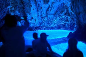 Из Трогира или Сплита: полный день в Голубой пещере и на острове Хвар