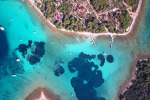 Von Trogir aus: Halbtagestour mit dem Schnellboot zu den drei Inseln