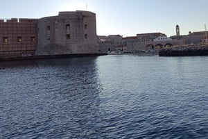 Panoraamanäkymät lasiveneellä vanhan kaupungin ja Dubrovnikin suurten luolien ympärillä