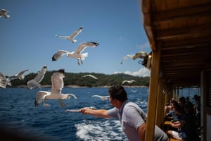 Öluffning och stadskretsar med mat och öppen bar