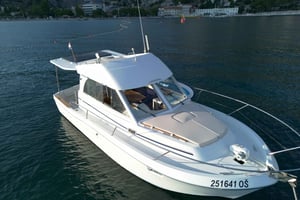 Omiš: Privat bådtur til øen Brač med frokost og drikkevarer