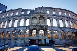 Pula: Old Town Walking Tour for Foodies with Dinner and Wine