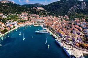 スプリト発：フヴァルへの1日双胴船クルーズ（ランチ付き）