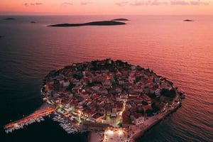 Split: auringonlaskukierros – taianomainen kultainen hetki meren yllä