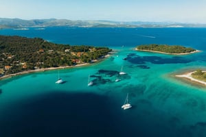 Spalato: visita di mezza giornata al museo sottomarino, a Trogir e alla Laguna Blu