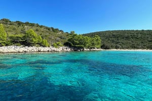 フヴァル発VIPボート体験：5つの島、4つのビーチ、3つの洞窟をご案内いたします