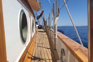 Zadar: cruzeiro a bordo de um autêntico barco de madeira com bebidas