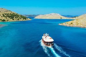 Zadar: Passeio de Barco a Kornati com Almoço e Paradas para Nadar