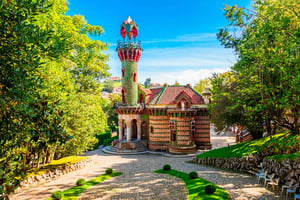 Capricho Gaudí con entrada, Santillana del Mar y Bosque Secuoyas