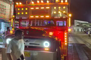 Cartagena: Chiva + Disco – Rumba on Wheels