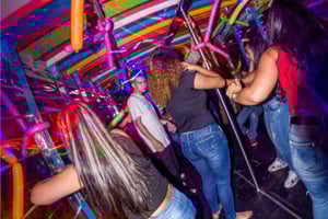 Tour en Chiva Rumbera con Fiesta, Musica y Bar Abierto en Medellin