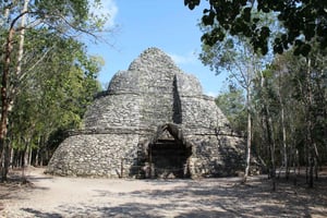 Cobá: tour a pie guiado por las ruinas con ticket de entrada