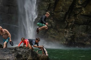 Manuel Antonio: Caminata ecológica a la cascada Chontales con almuerzo