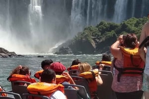 Puerto Iguazú: Iguazú Falls Tour, 4WD, Jungle & Boat Ride
