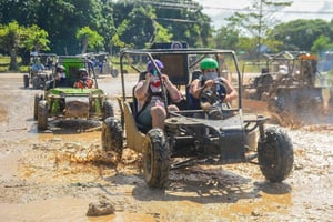 Punta Cana: aventura guiada en buggy con café y baño en una cueva