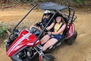 Excursión en buggy por la selva de Roatán con aventura todoterreno por caminos de barro