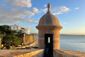 San Juan: Tour a pie por el casco antiguo al atardecer