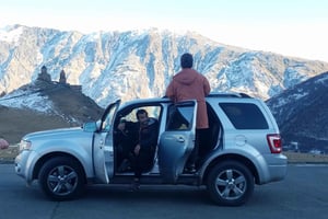 Tbilisi: montañas del Cáucaso en taxi y a pie con un lugareño
