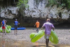 Aventura de tubing en las cuevas de Belice: emoción y relajación