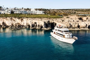 O maior barco de Ayia Napa | Cruzeiro com almoço e natação