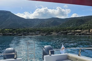 Fra Latsi: Dagstur med privat yacht og drikke i Den blå lagune