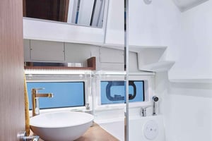 Jeanneau NC33 – Luxusyacht-Charter zur Blauen Lagune
