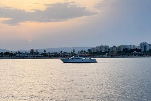 Larnaca: Sonnenuntergangskreuzfahrt mit einem Glas Wein