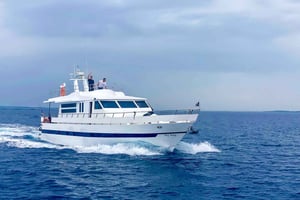 Limassol: Sunset VIP Cruise with Drinks and Food