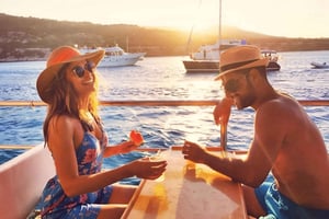 Paphos: middagboottocht naar de Blauwe Lagune met zwemmen, barbecue en wijn