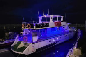 Protaras: 80er und 90er Jahre Sonnenuntergangs-Kreuzfahrt mit zypriotischem Abendessen & DJ