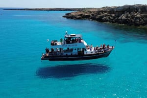 Protaras: Luxe Blue Lagoon Cruise / 4 uur, eten, 3 zwemstops