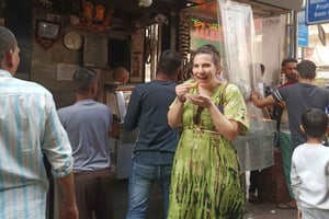 デリーの夜市＆屋台の食べ物ウォーク（半日、女性がご案内）