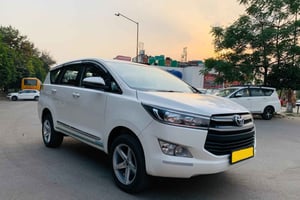 デリーからジャイプルへの片道プライベートタクシー移動サービスをご利用ください