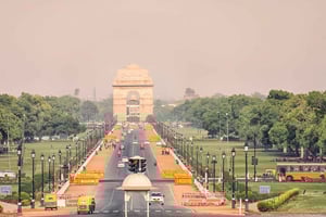 デリー空港発：旧デリーと新デリーのガイド付き乗り継ぎツアー