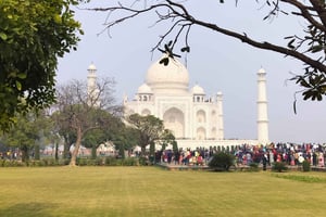 Delhistä: Samana päivänä Taj Mahal, Agra päiväretki autolla