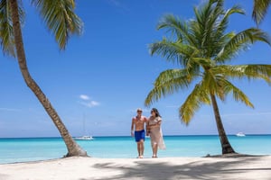 Vanuit Bayahibe: strand op Isla Soana en catamaranfeest bij zonsondergang