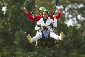 ジャラバコア：GoProビデオ付きパラグライダー体験