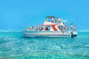 Punta Cana: katamaraanivene Saona-saarelle buffetlounaalla.